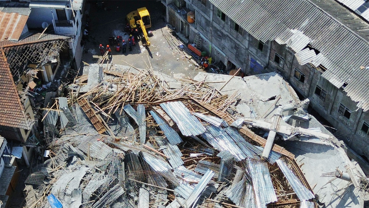 ইন্দোনেশিয়ায় স্কুলভবন ধসে ৫০ জনের প্রাণহানি, আহত শতাধিক